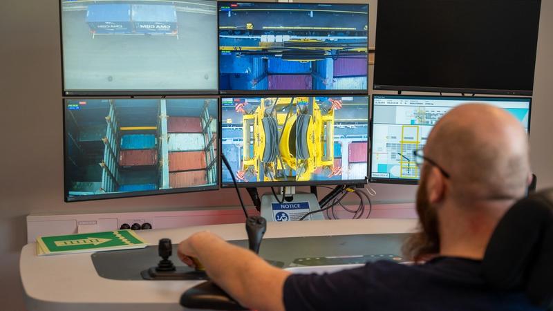 Det hele kontrolleres fra land, når det lastes containere om bord på Yara Birkeland