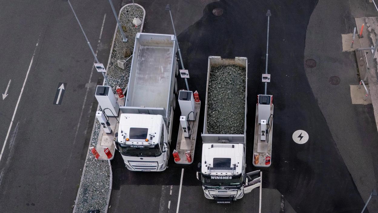 To lastebiler lader.