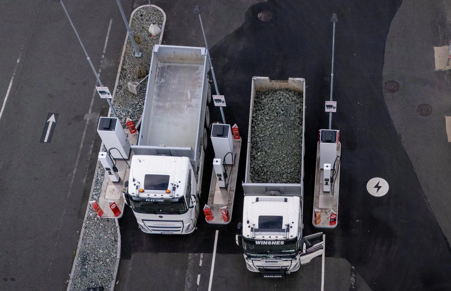 To lastebiler lader.