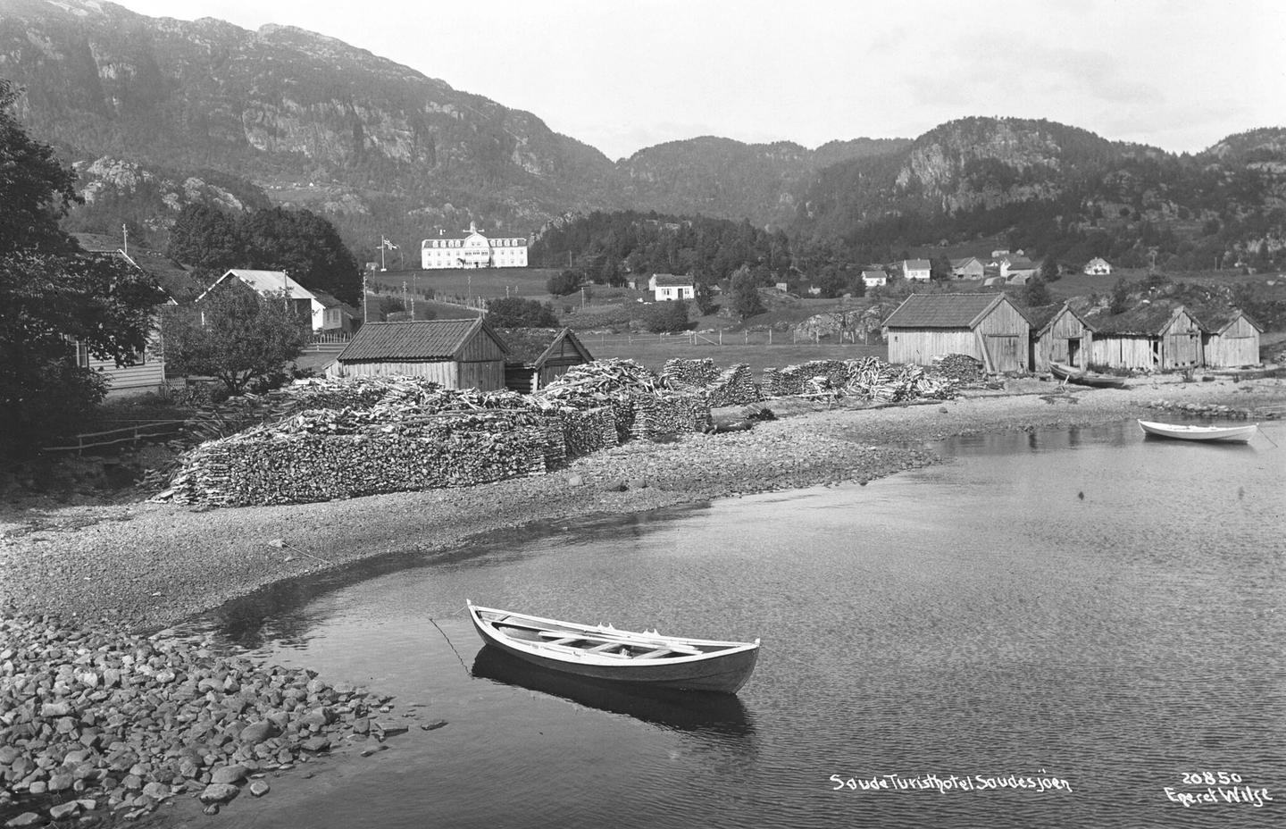 Bilde av Sauda i 1916, med robåt i forgrunnen.