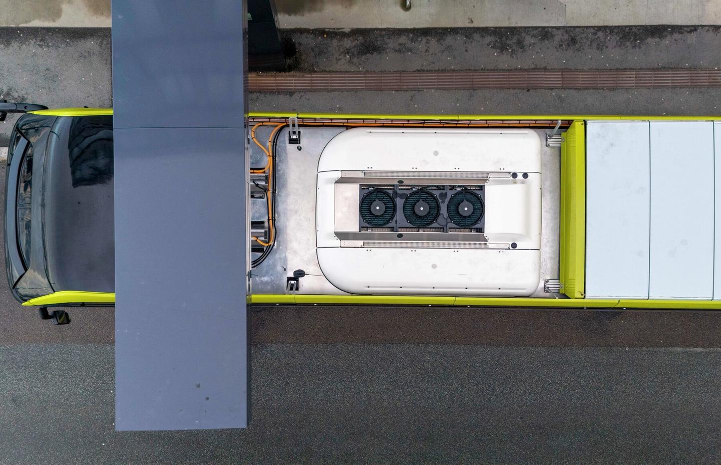 Bilde av buss som blir ladet.