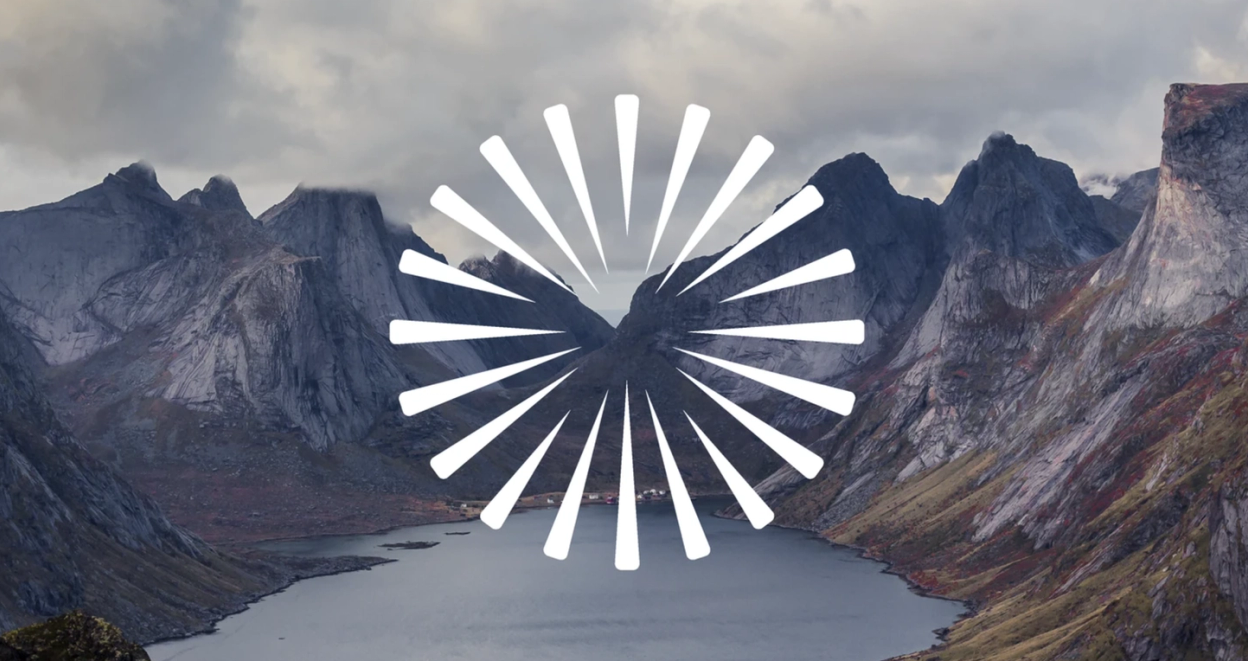 Enovas emblem foran et foto av norsk fjellandskap