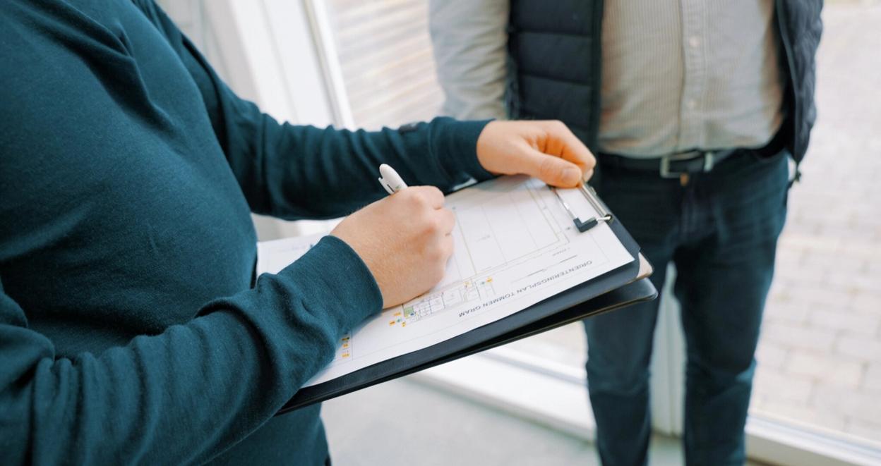 En person fyller ut et skjema for energimerking