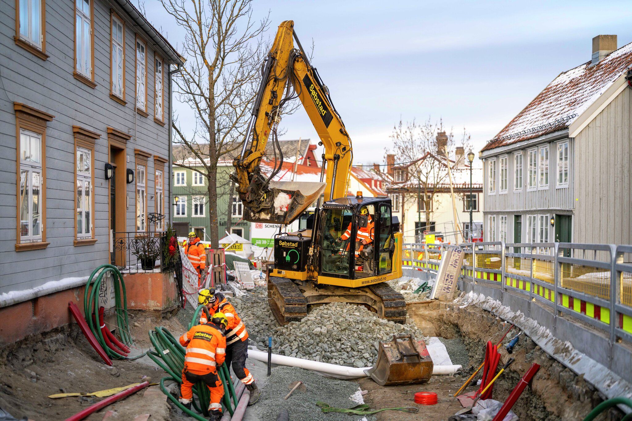 To elektriske gravemaskiner står utstilt ved en messe