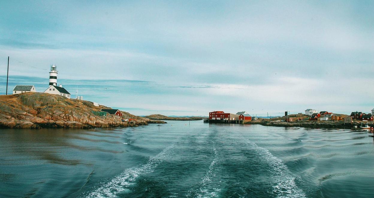 Kjølvannet fra båt som passerer gjennom skjærgård