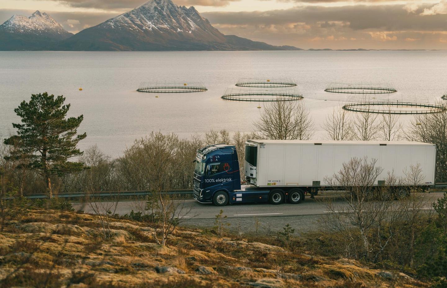 Lastebil med henger på farten langs kysten av Norge