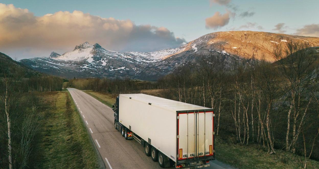 Elektrisk lastebil som transporterer varer