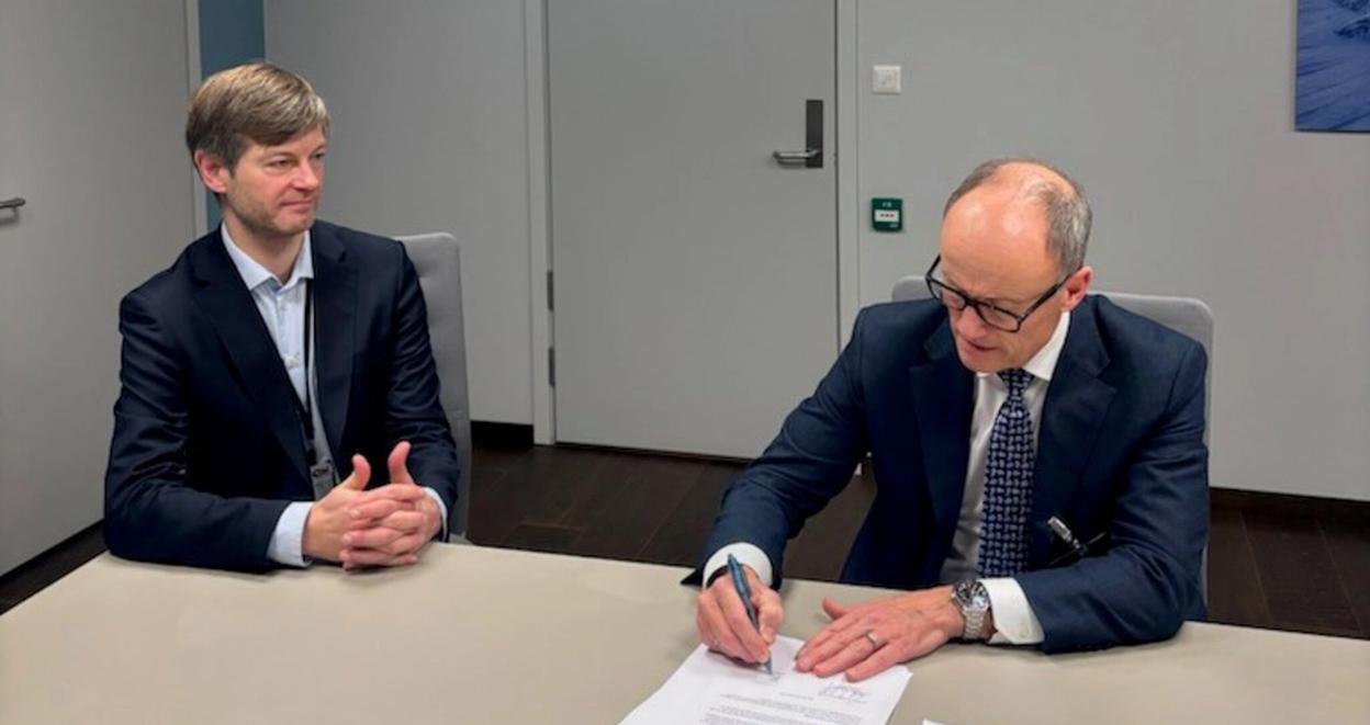 Administrerende direktør i Enova, Nils Kristian Nakstad, signerer ny avtale