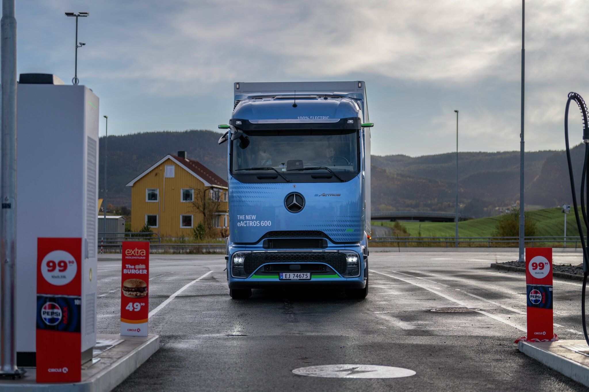 Lastebil som kjører inn til lading.