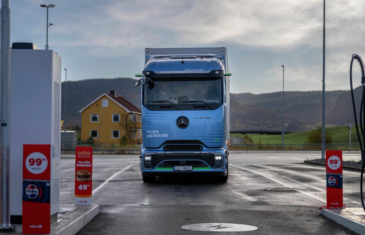 Lastebil som kjører inn til lading.