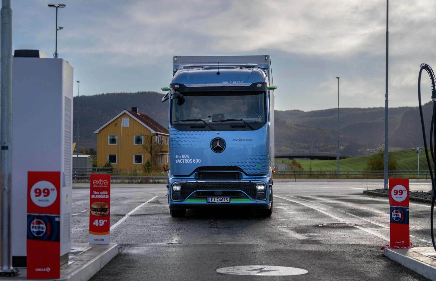 Lastebil som kjører inn til lading.