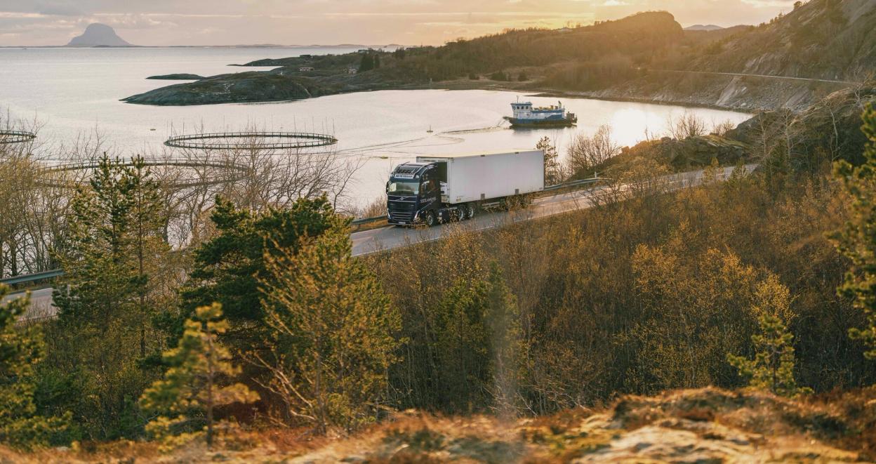Laksefrakt. Meyership frakter laks fra Lovund (den lille klumpen uti havet til venstre på bildet), og da handler det om å få den dyrebare frakten fram til rett sted til rett tid.