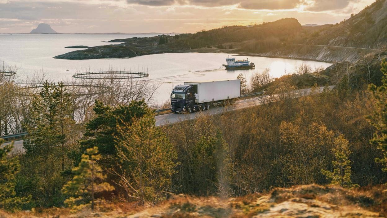 Laksefrakt. Meyership frakter laks fra Lovund (den lille klumpen uti havet til venstre på bildet), og da handler det om å få den dyrebare frakten fram til rett sted til rett tid.