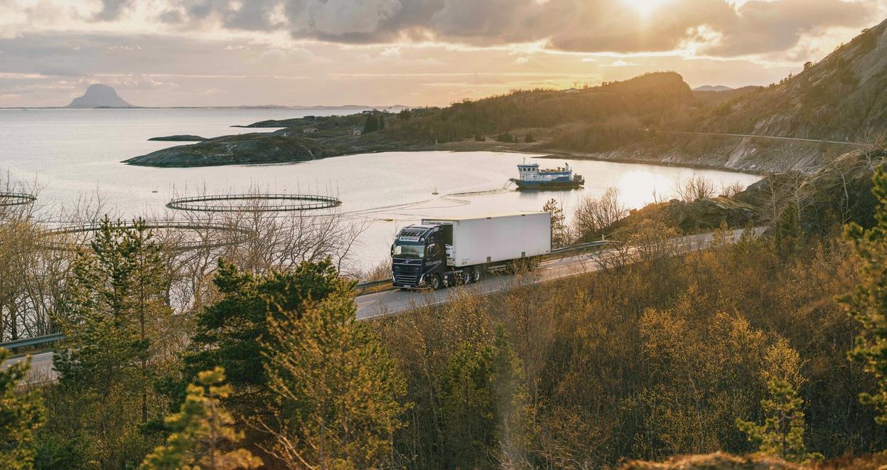 Laksefrakt. Meyership frakter laks fra Lovund (den lille klumpen uti havet til venstre på bildet), og da handler det om å få den dyrebare frakten fram til rett sted til rett tid.