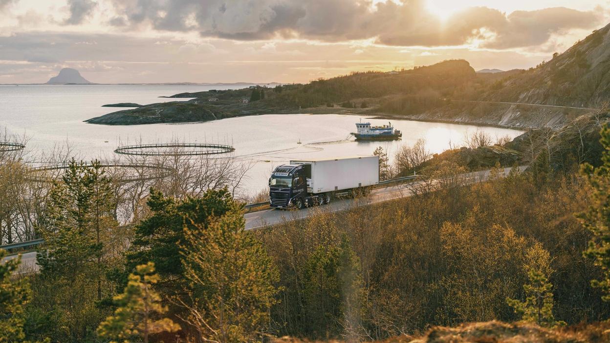 Laksefrakt. Meyership frakter laks fra Lovund (den lille klumpen uti havet til venstre på bildet), og da handler det om å få den dyrebare frakten fram til rett sted til rett tid.