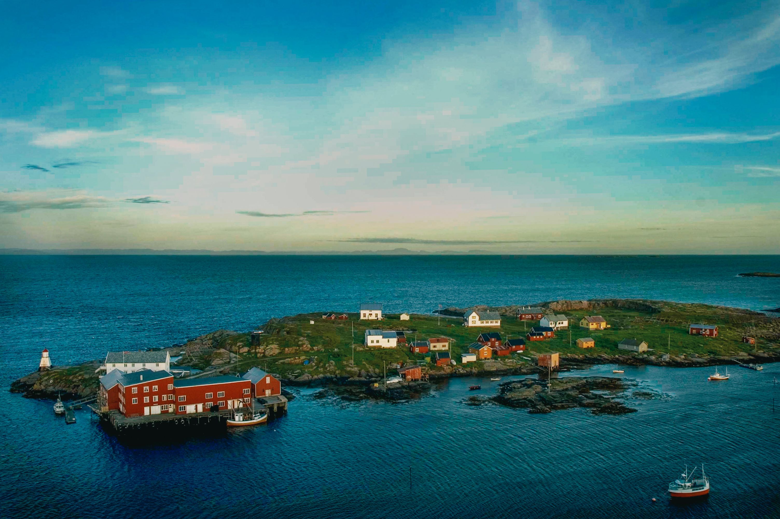 Norsk kystlandskap en sensommerdag  