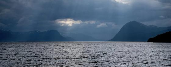 Overskyet fjellandskap ved Moldefjorden