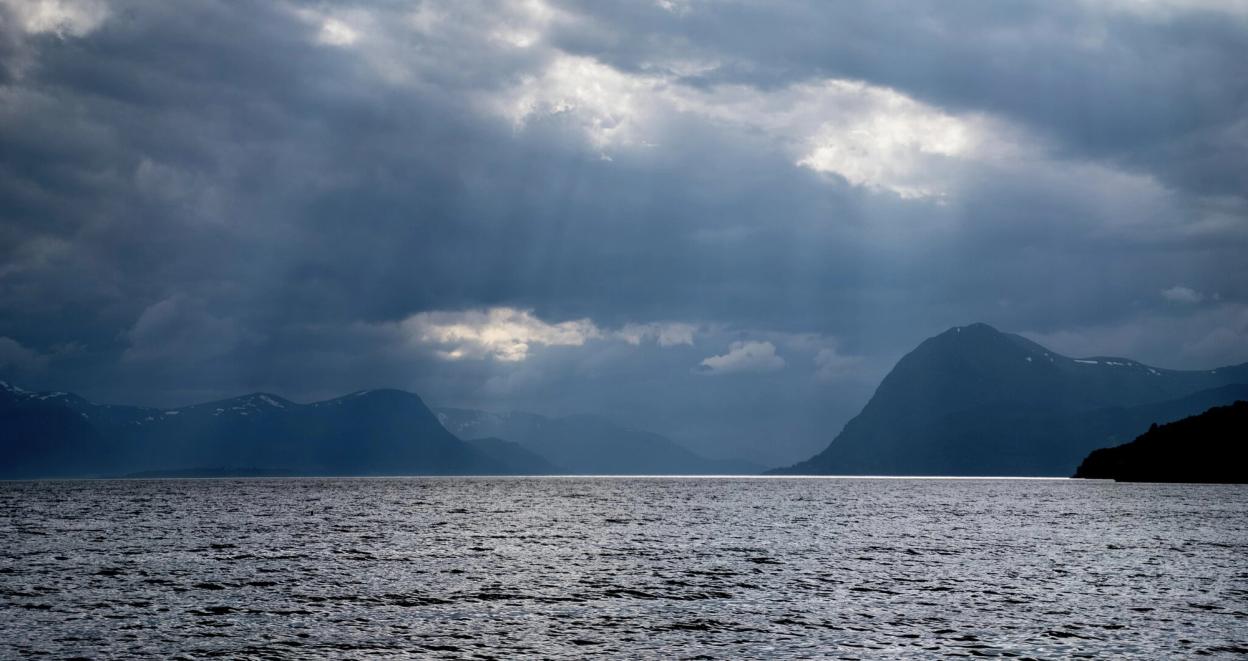 Overskyet fjellandskap ved Moldefjorden