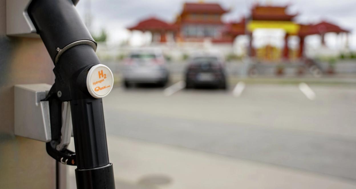 Nærbilde av hydrogenpumpe på en fyllestasjon