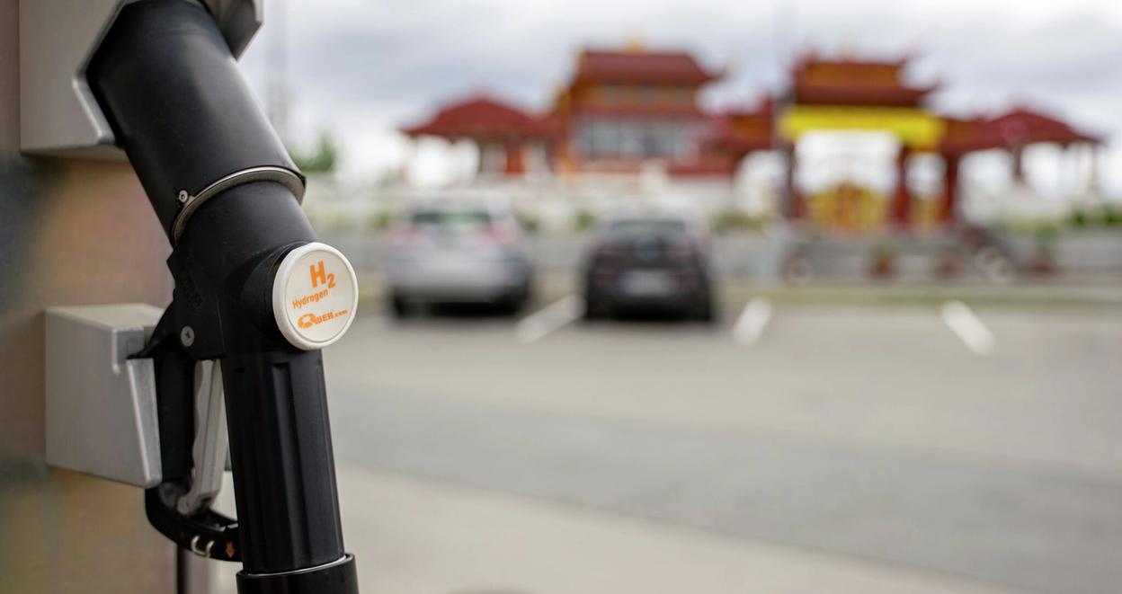 Nærbilde av hydrogenpumpe på en fyllestasjon