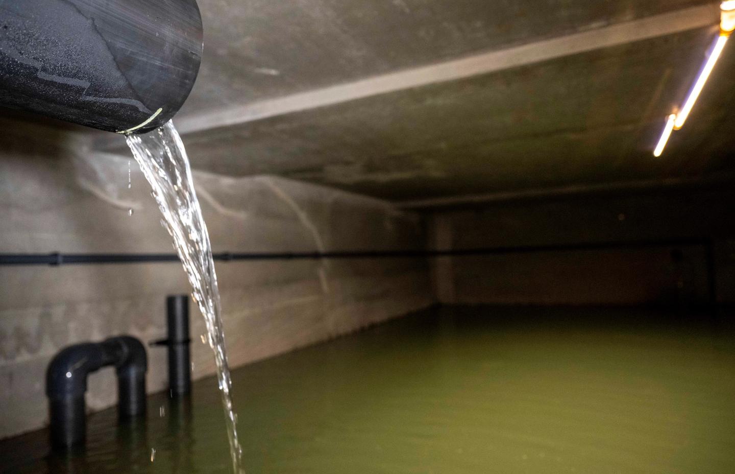 vann fra rør.
