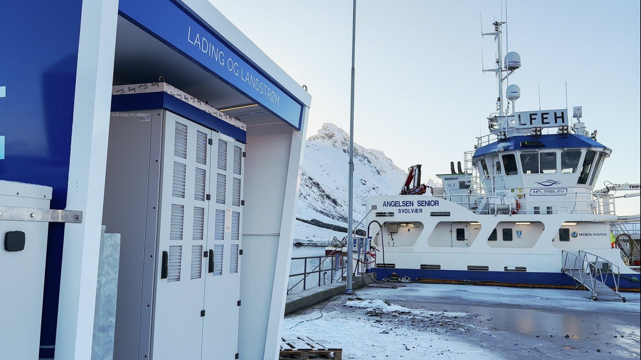 Et lite fartøy lader ved en Plug-stasjon