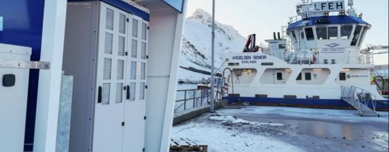 Et lite fartøy lader ved en Plug-stasjon