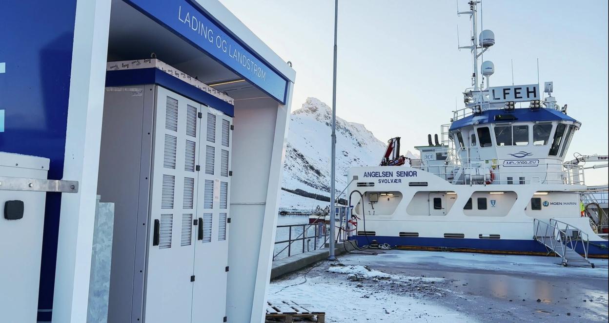 Et lite fartøy lader ved en Plug-stasjon