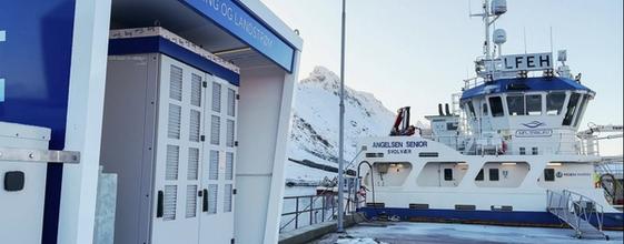 Et lite fartøy lader ved en Plug-stasjon