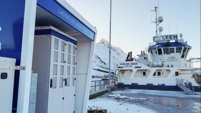 Et lite fartøy lader ved en Plug-stasjon