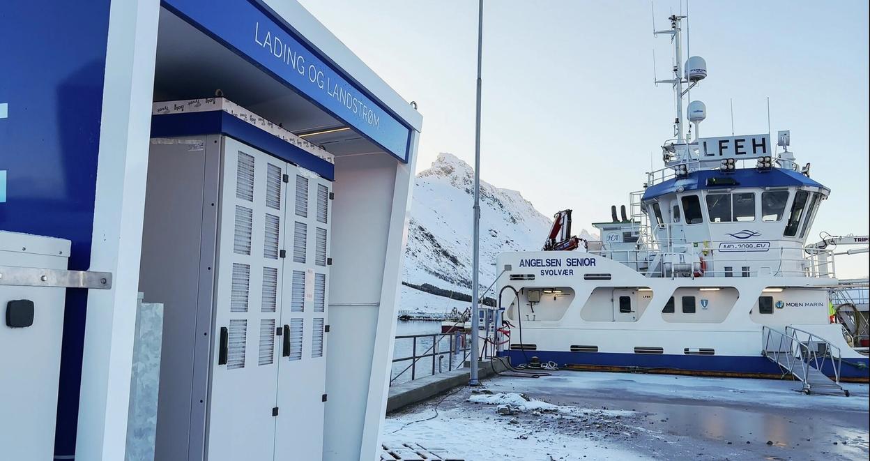 Et lite fartøy lader ved en Plug-stasjon