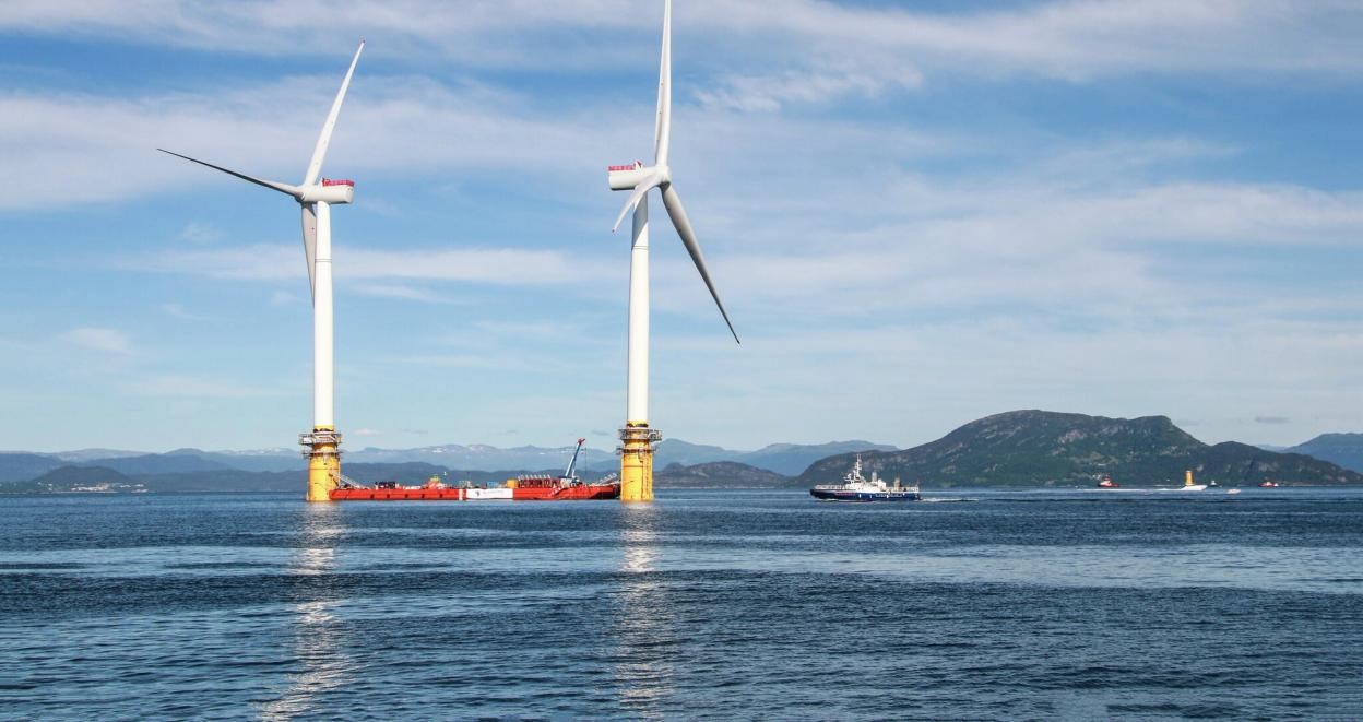 Havvindmøller ved et oljefelt