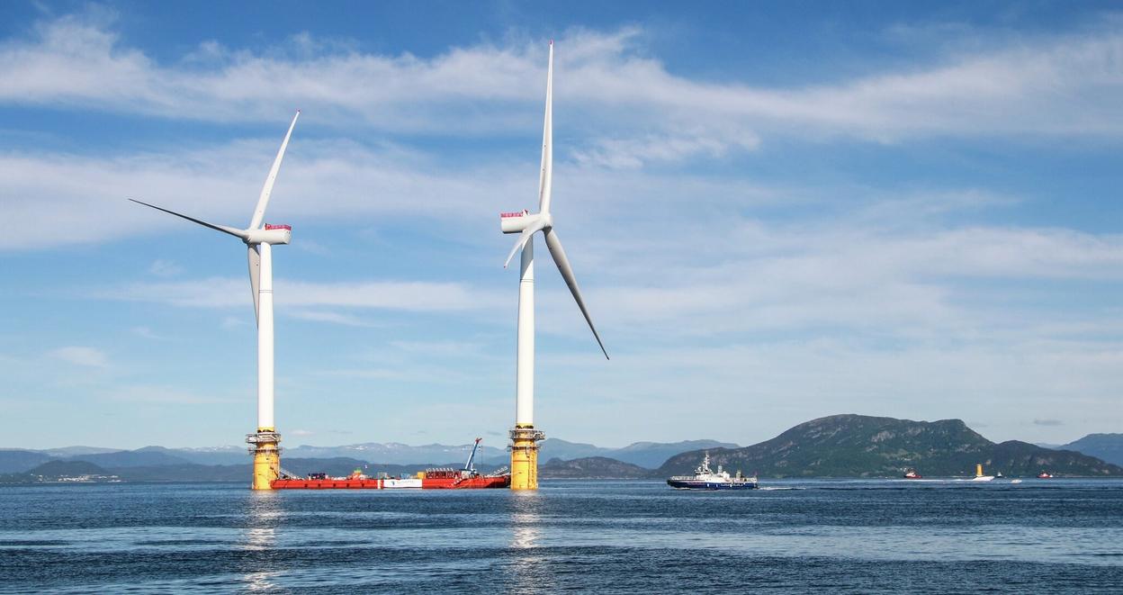 Havvindmøller ved et oljefelt