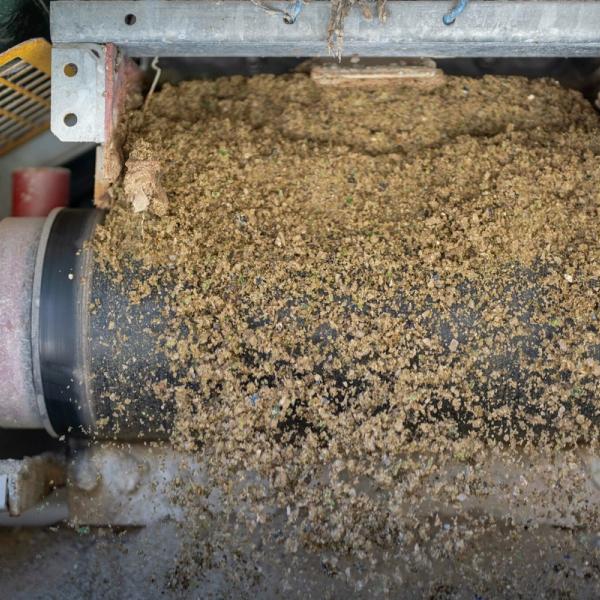 Glass og grus ut av en maskin.