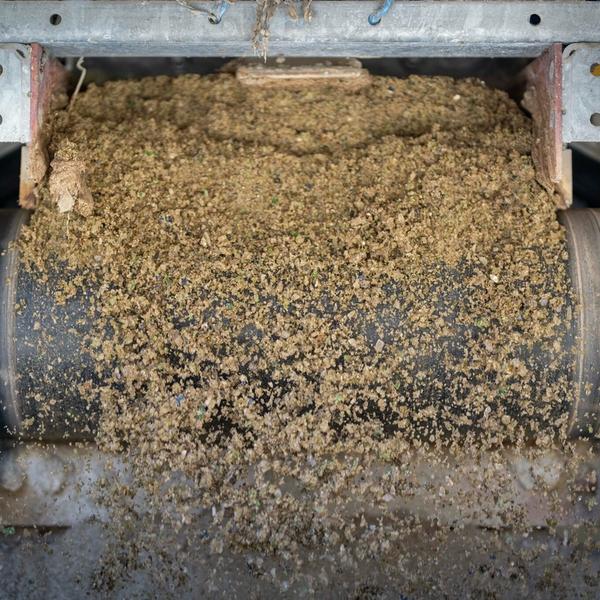 Glass og grus ut av en maskin.