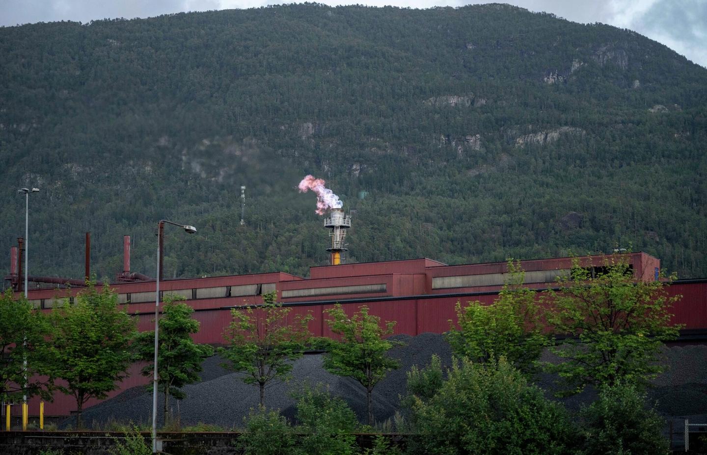 En flamme fra smelteverket.