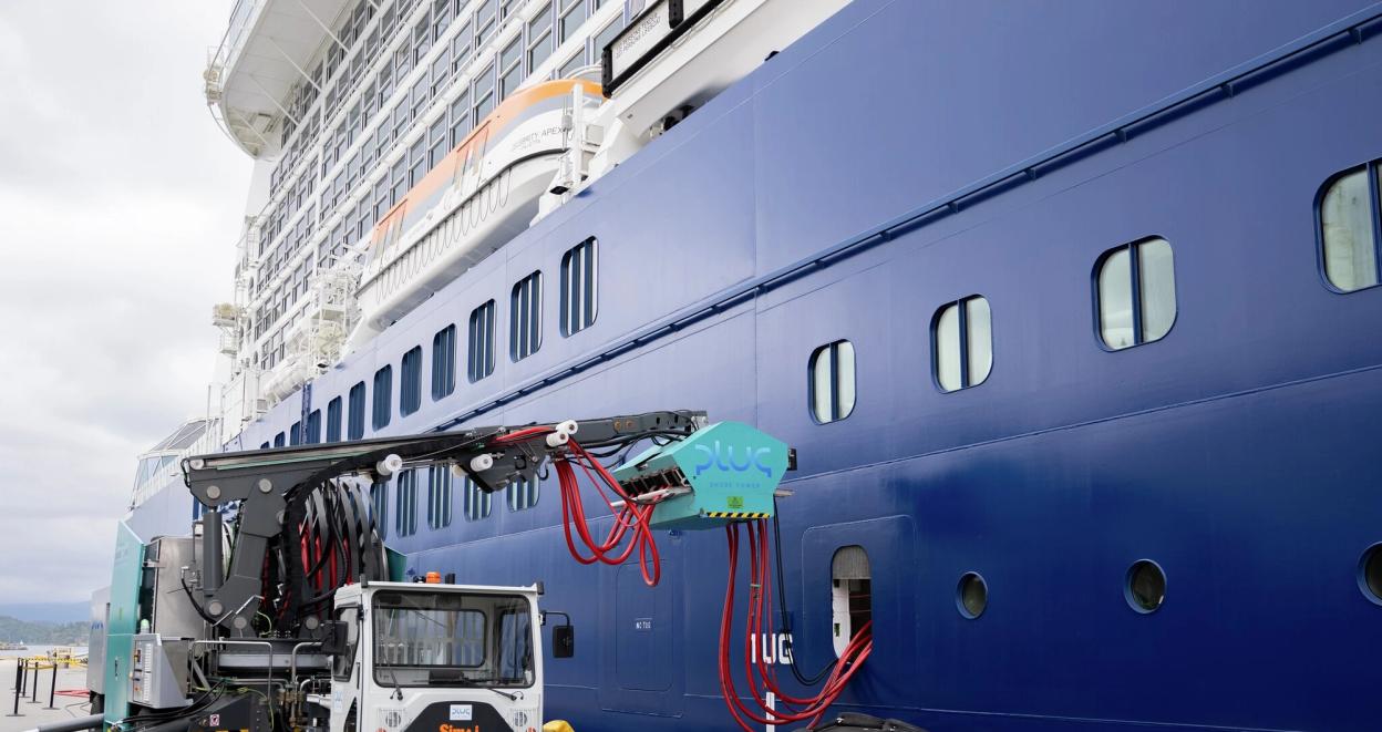 Et cruiseskip blir ladet ved havnen i Ålesund