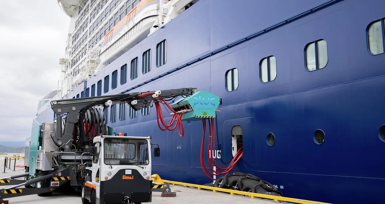 Et cruiseskip blir ladet ved havnen i Ålesund