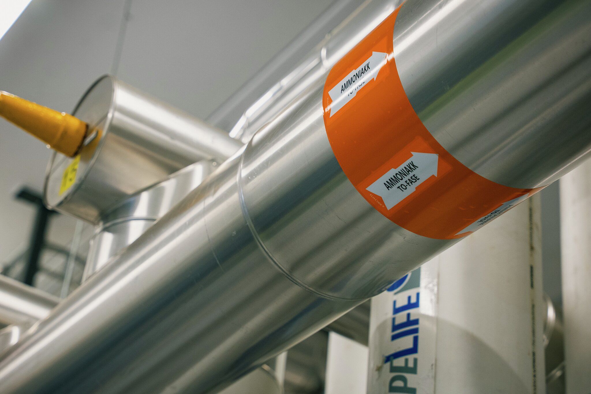 Rør inne på et produksjonsanlegg