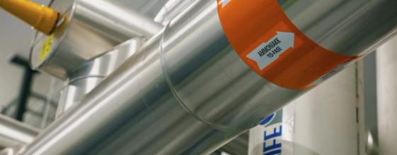 Rør inne på et produksjonsanlegg