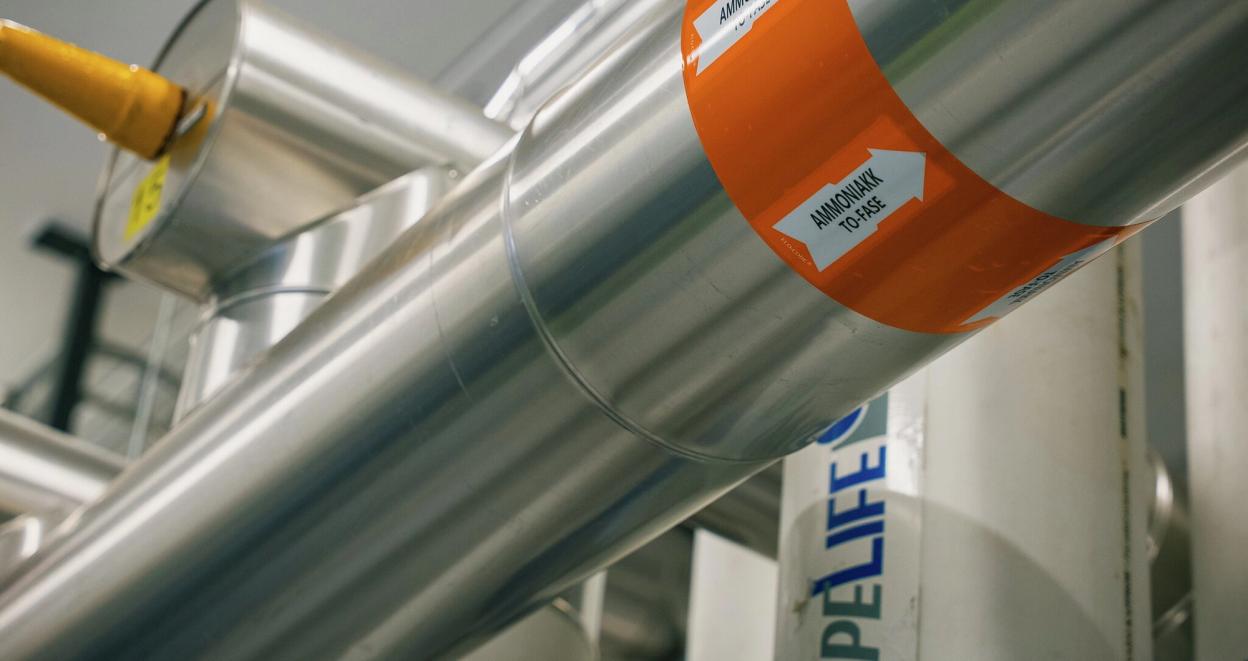 Rør inne på et produksjonsanlegg