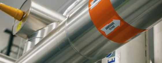 Rør inne på et produksjonsanlegg