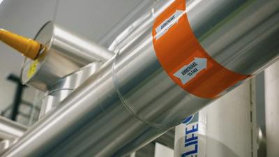 Rør inne på et produksjonsanlegg