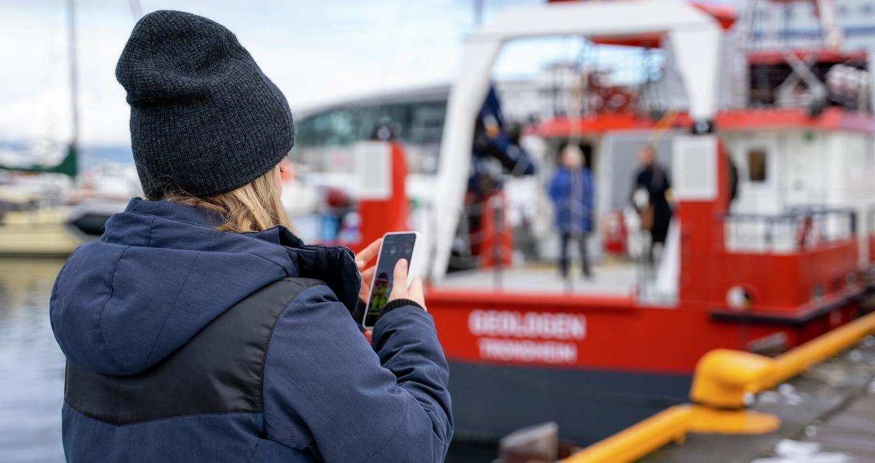 En person kikker på mobiltelefonen