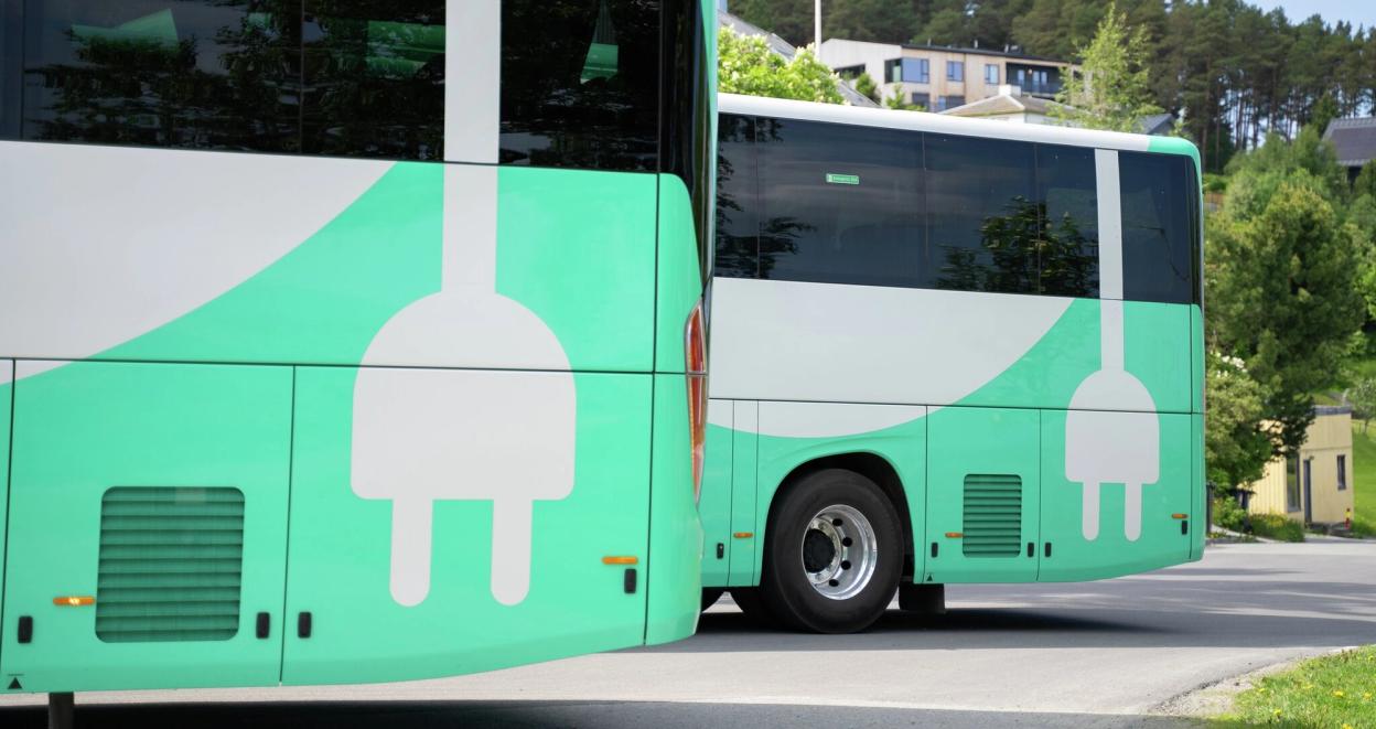 To av Tides elektriske busser oppstilt ved siden av hverandre