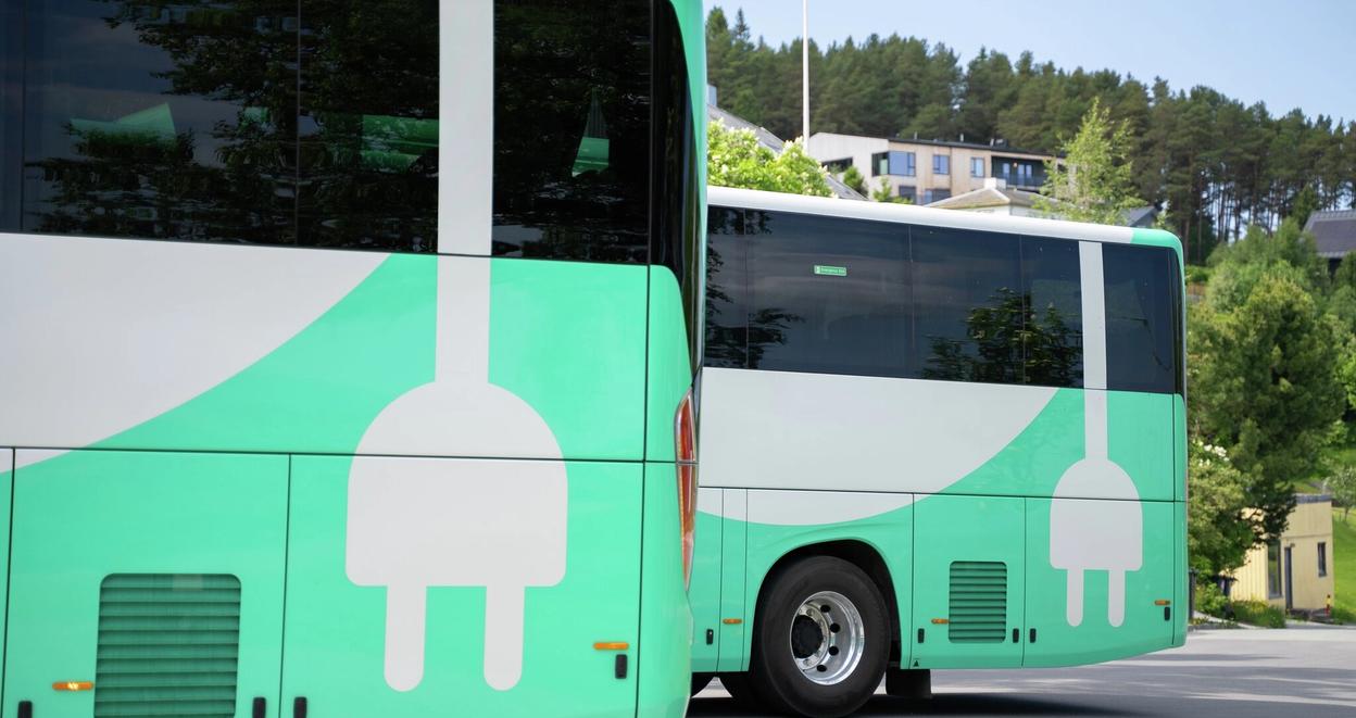 To av Tides elektriske busser oppstilt ved siden av hverandre