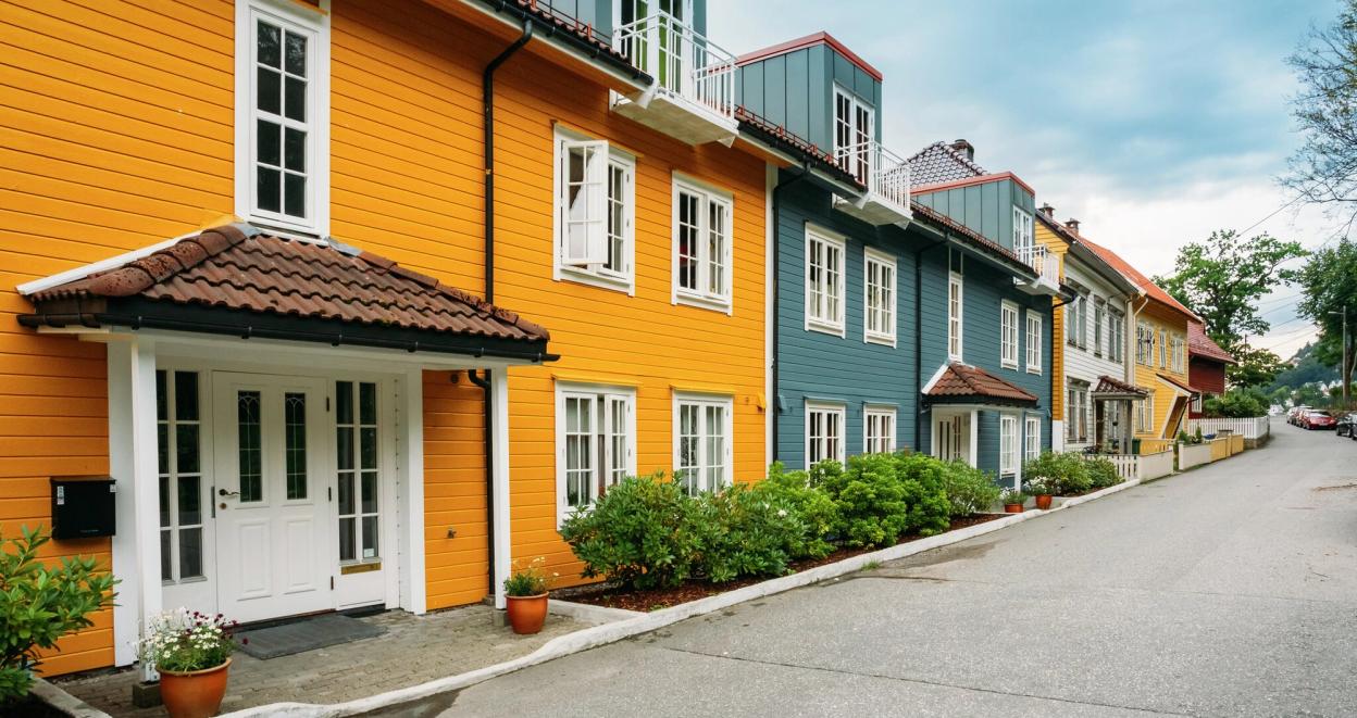 Rekkehus langs en gate