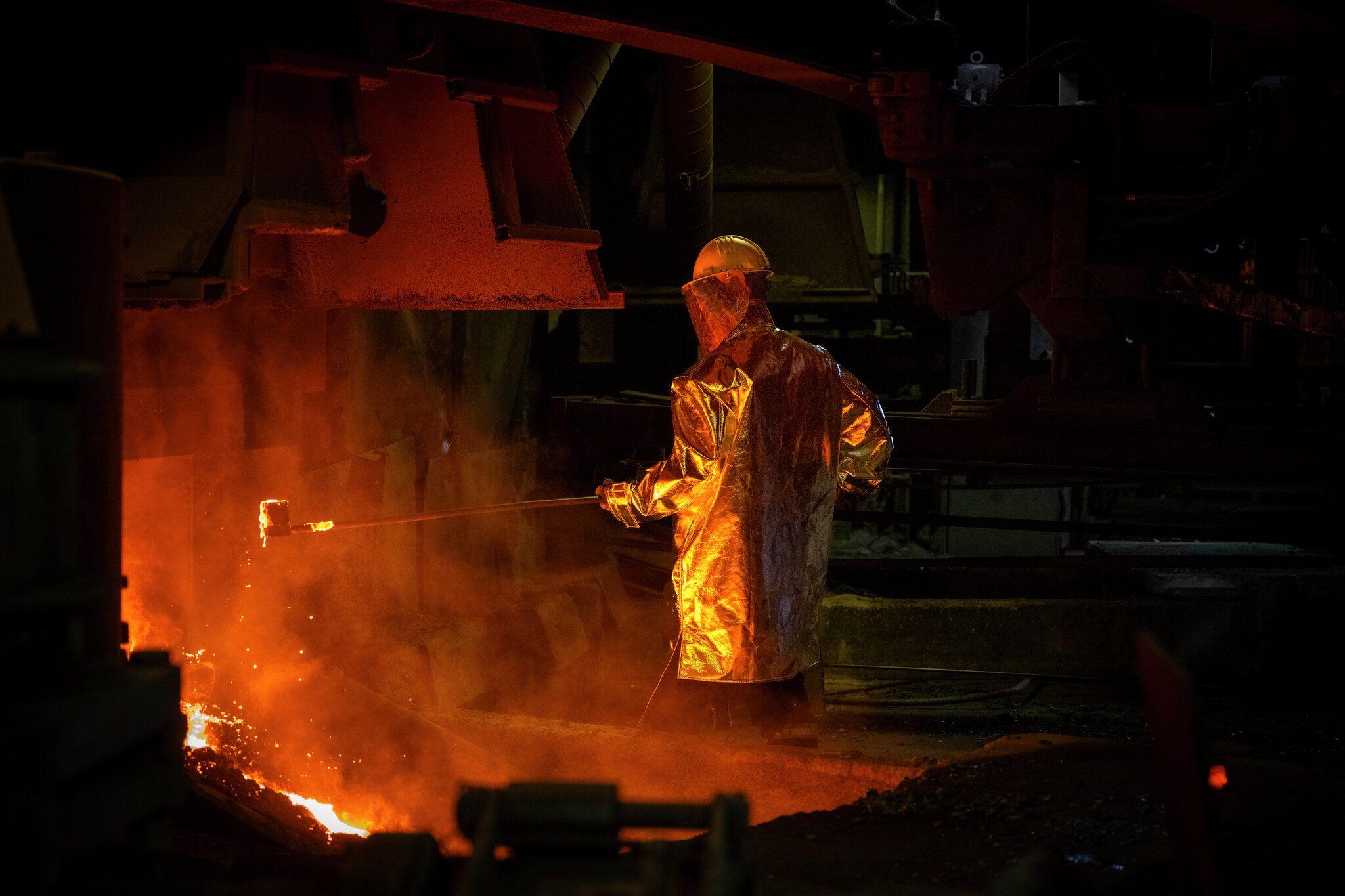 Arbeider på smelteverk smelter metall