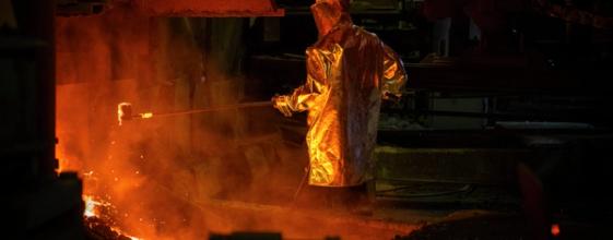 Arbeider på smelteverk smelter metall