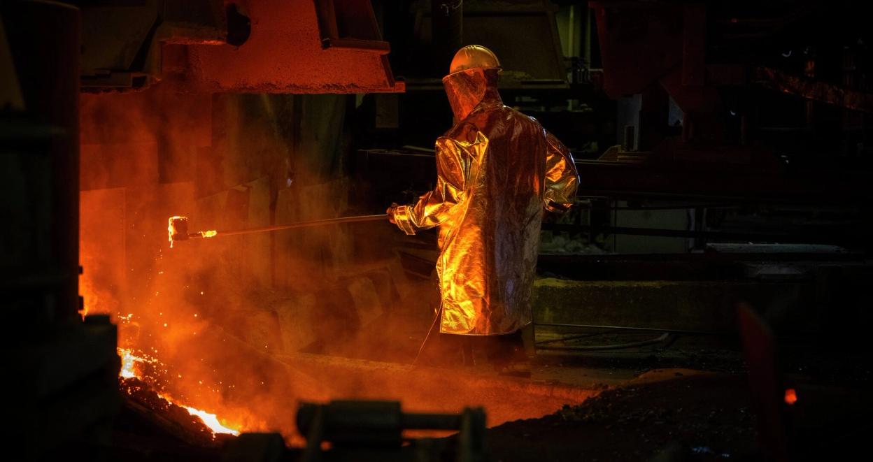 Arbeider på smelteverk smelter metall